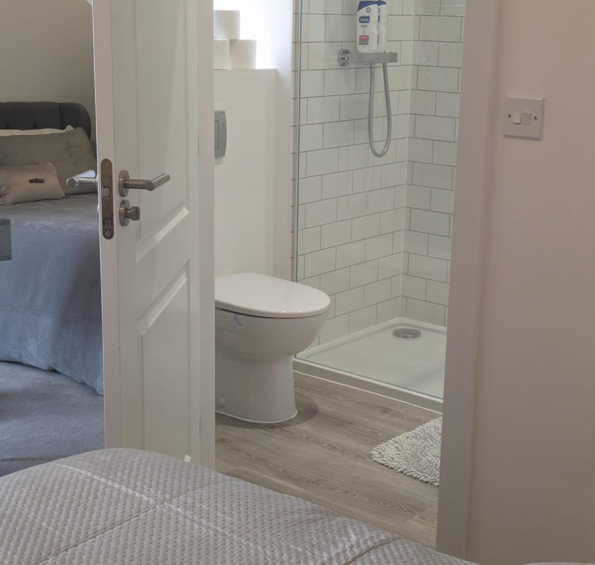 Contemporary Double Ensuite Room Бирмингем Экстерьер фото