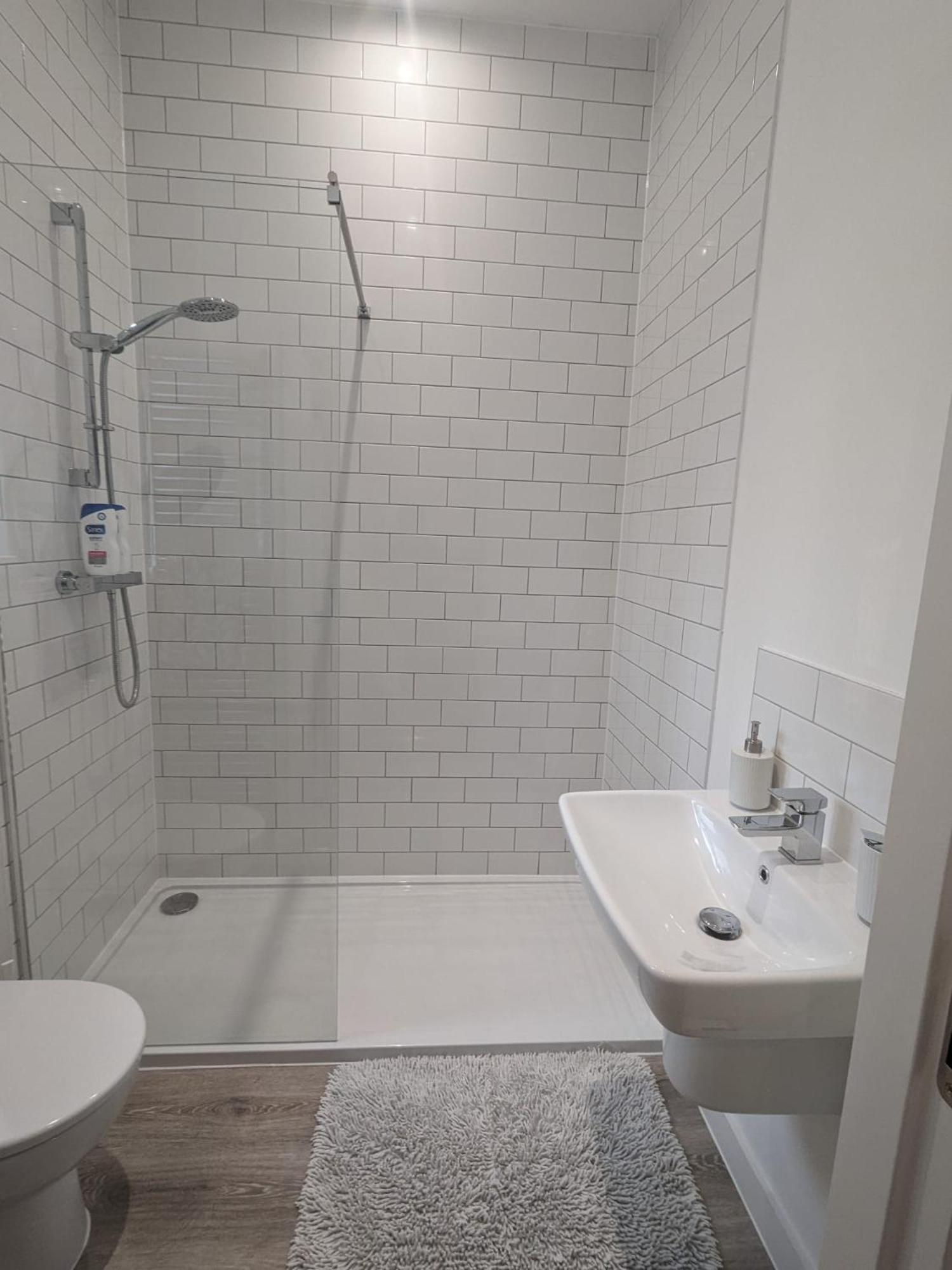 Contemporary Double Ensuite Room Бирмингем Экстерьер фото